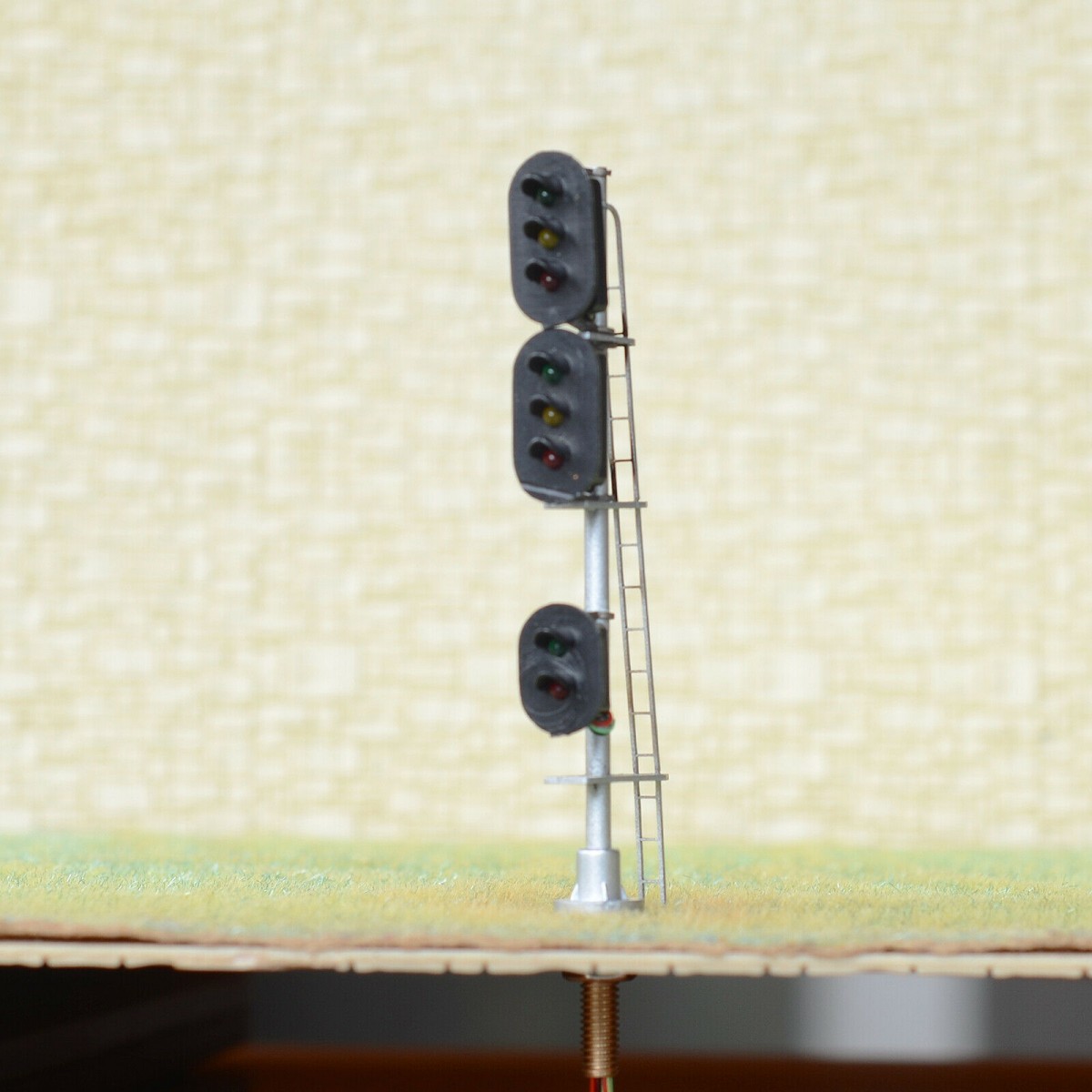 1 x HO scale railroad model 3 colors block signal 3 heads distance metal #B332